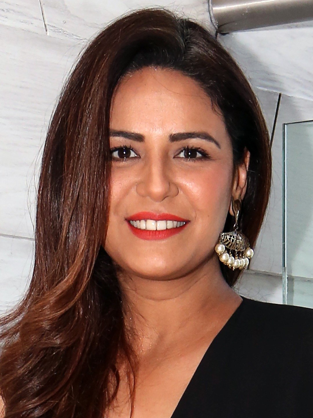 Mona Singh Kiss