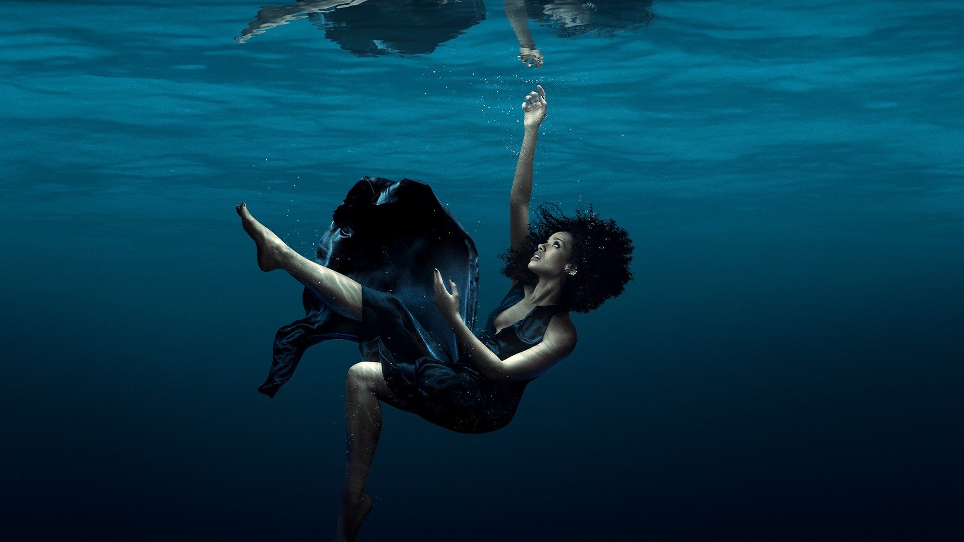 people drowning underwater