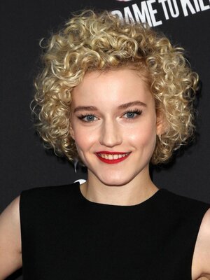 Résultats de recherche d'images pour « julia garner imagesize:300x400 »